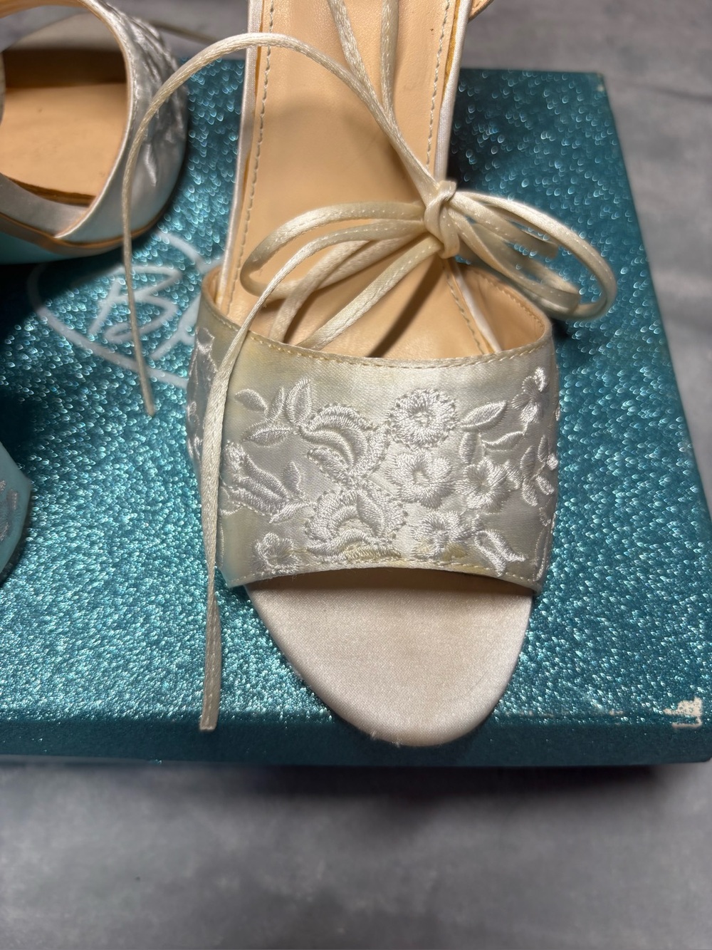 RARE 🤍🩵 Betsey Johnson Lace-Up White/IVORY Embroidered Block Heel-sz 10 - Picture 5 of 8